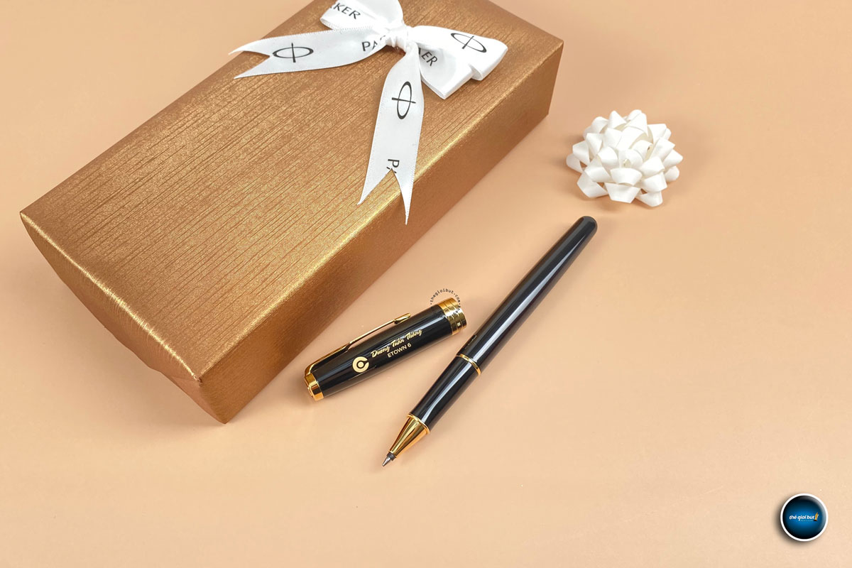 Bút dạ bi Parker Sonnet Black Lacquer GT Rollerball Pen 1931496