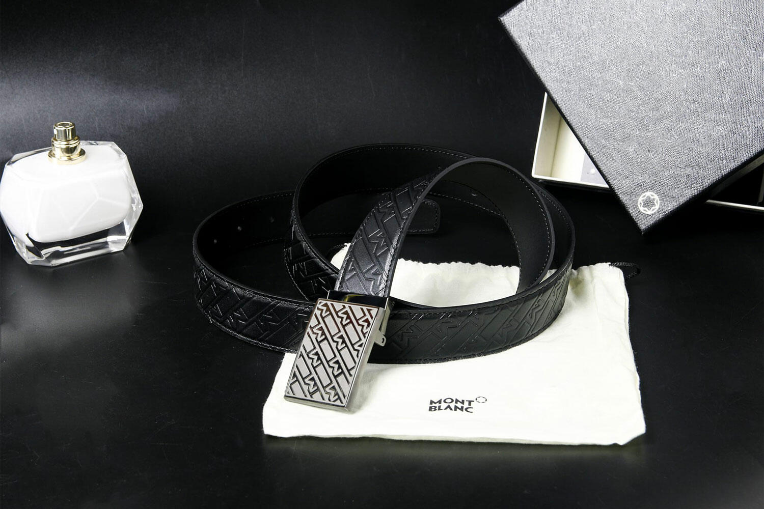 Thắt lưng Montblanc Plate Buckle With M Black 30mm Leather Belt MB129450