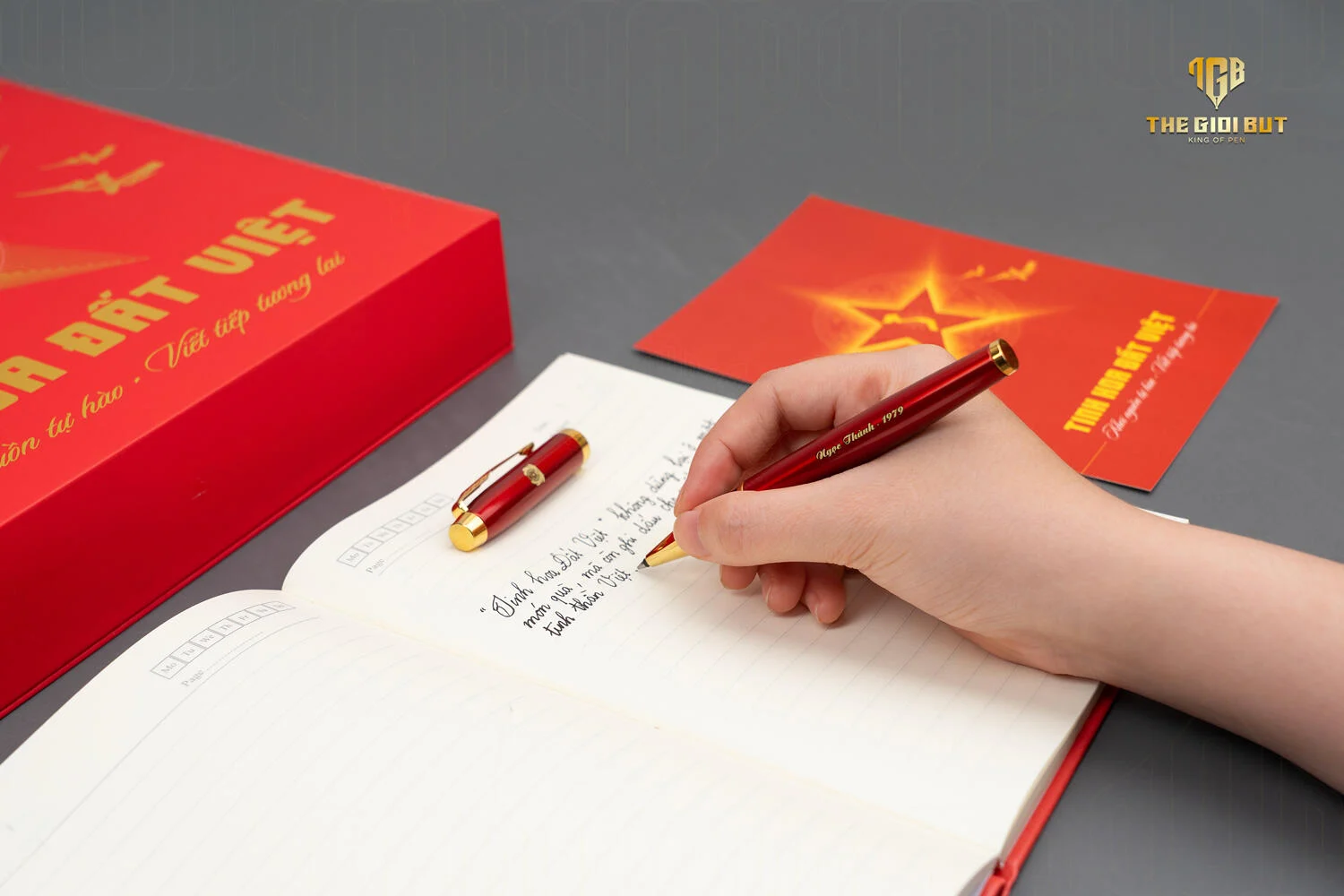 Bo Qua Tang Tinh Hoa Dat Viet Parker Im Se Red Tay