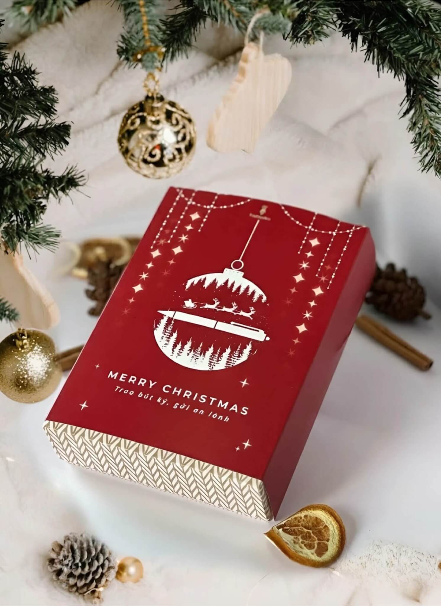 Tông màu đỏ ấm áp chủ đạo gợi lên không khí ấm áp và náo nhiệt của đêm Noel